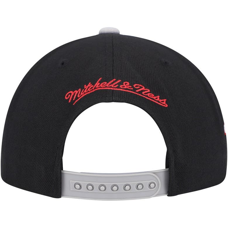 Shop Mitchell & Ness Black/gray Chicago Bulls Core Snapback Hat
