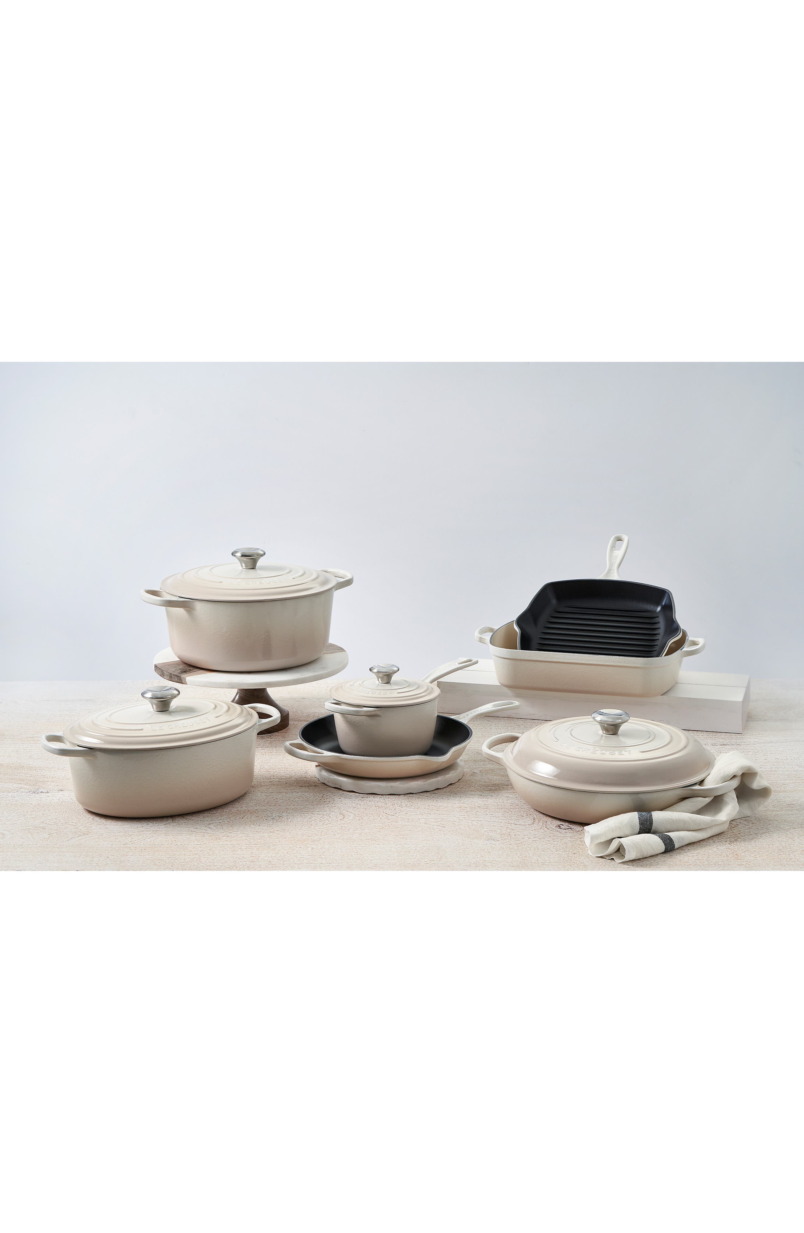 LE CREUSET,
                            Signature 9 Quart Round Enamel Cast Iron French/Dutch Oven,
                            Alternate thumbnail 2, color,
                            900