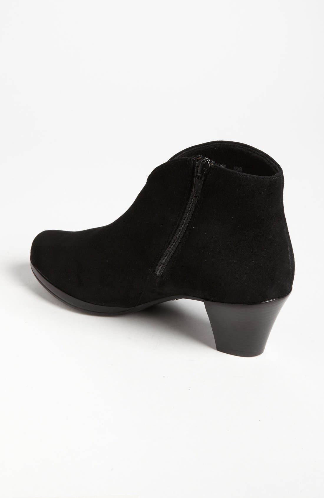 munro robyn booties