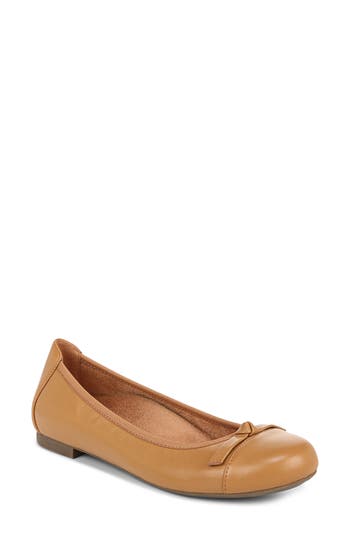 Vionic Amorie Cap Toe Ballet Flat In Camel Leather