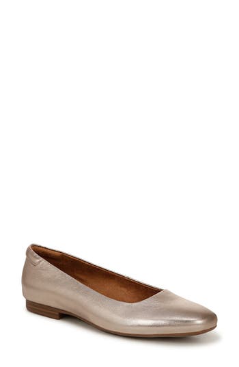 Naturalizer Maxwell Skimmer Flat In Warm Silver Leather