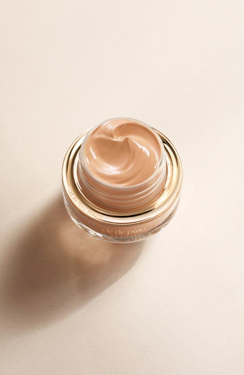 Shop Clé De Peau Beauté The Foundation Spf 22 In Medium Ocher