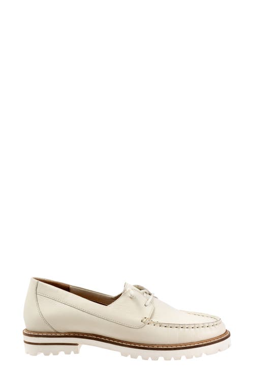 Shop Trotters Farah Boat Shoe In Off White