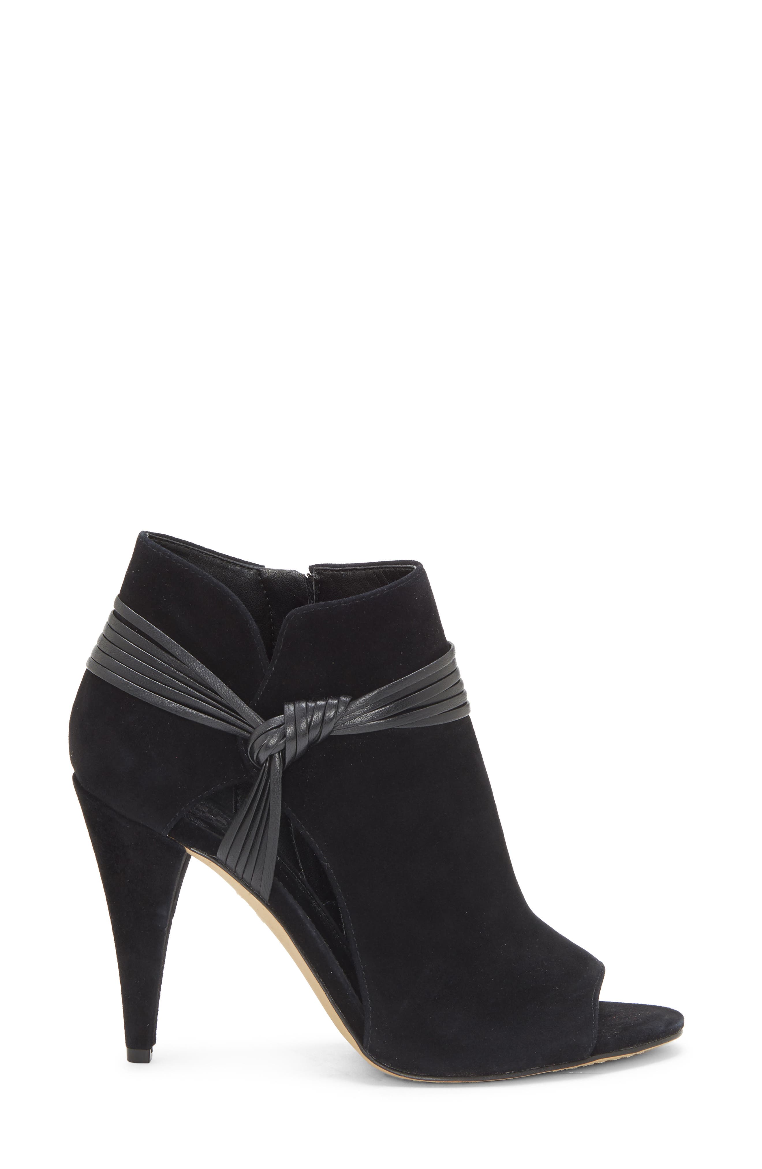nine west zaayer heeled bootie