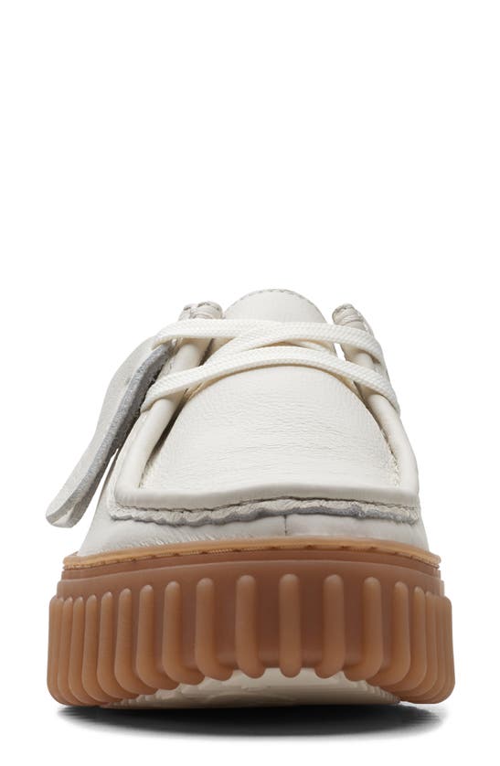 Clarks Torhill Bee In Off White Leather