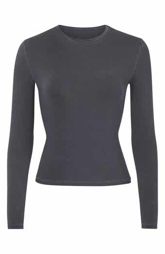 Skims Long-Sleeved Shirt, Slim Fit, Women's Y2K Tops, Long Sleeve Shirts,  Crew Neck, Cropped Tee, Plain Basic Crop Tops, Casual Athletic Top,  Teenager Streetwear, V Neck, Vintage Clothes, Stockholm : :  Fashion