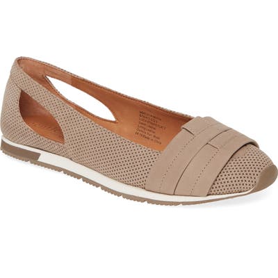 Gentle Souls By Kenneth Cole Luca Flat- Beige