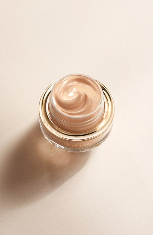 Shop Clé De Peau Beauté The Foundation Spf 22 In Light Medium Ocher