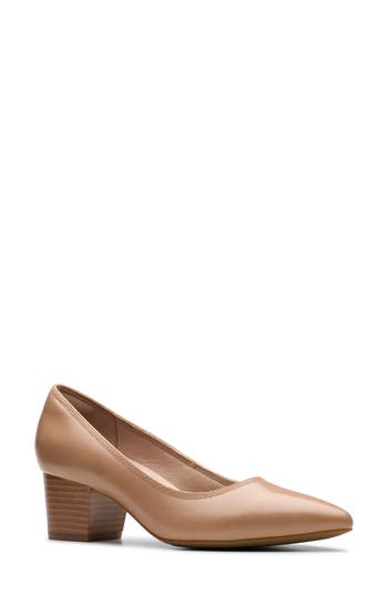 Clarks Freva55 Court Pump In Beige