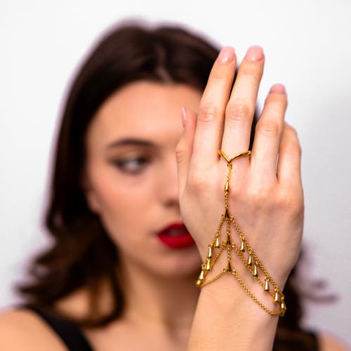 Lucy Quartermaine Drop Hand Chain In Gold