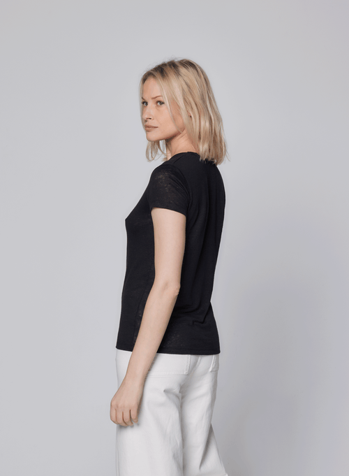 Shop Majestic Filatures Stretch Linen Short Sleeve Crewneck T-shirt In Noir