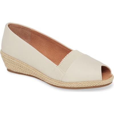 Gentle Souls By Kenneth Cole Luci Flat- Ivory