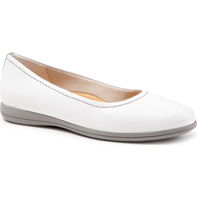 Trotters Darcey Skimmer Flat, White