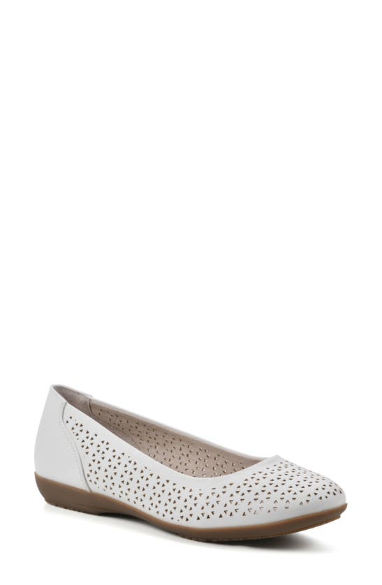 Cliffs By White Mountain Cindy Flat In White/ Burnished/ Smooth