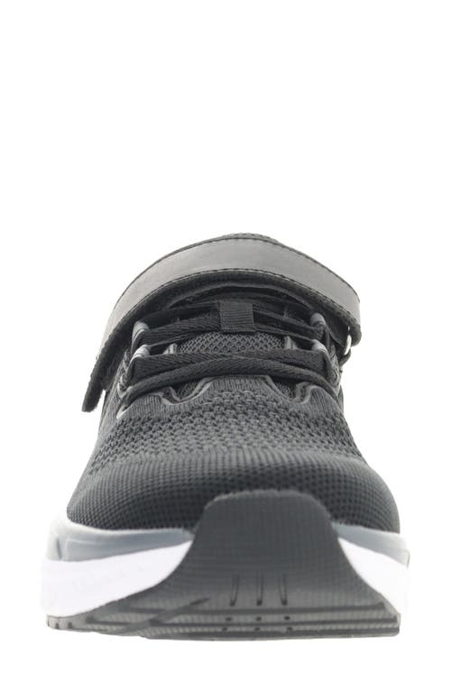 Propét Ultra Fx Walking Sneaker In Black/grey