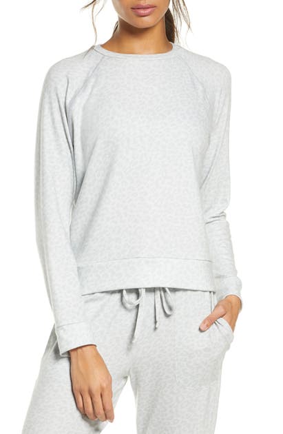Beyond Yoga Hacci Raglan Pullover In Gray Leopard