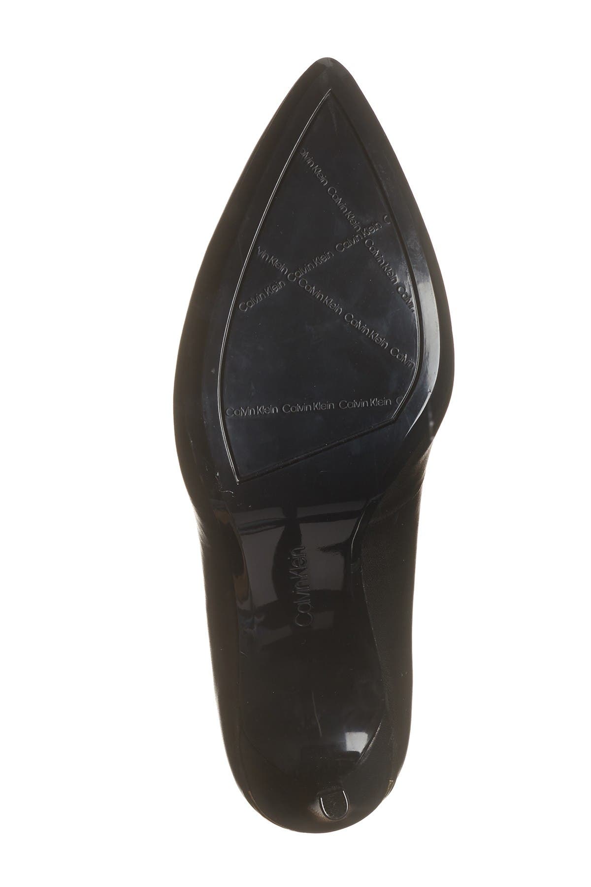 calvin klein kamara patent pump