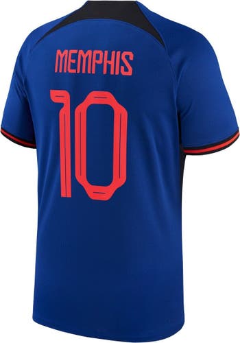 The white t-shirt Off White worn by Memphis Depay on his account