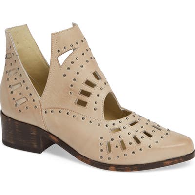 Sbicca Devlyn Bootie B - White