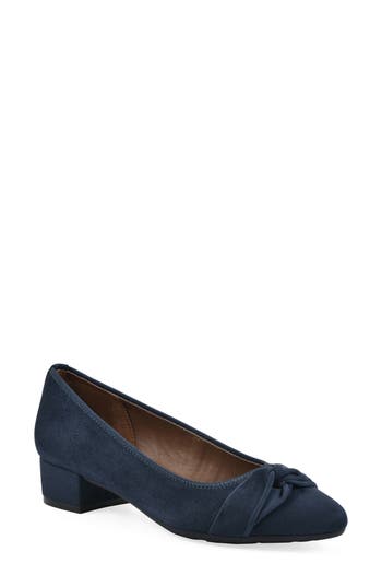 Cliffs By White Mountain Bordeaux Pump In Navy Fabric