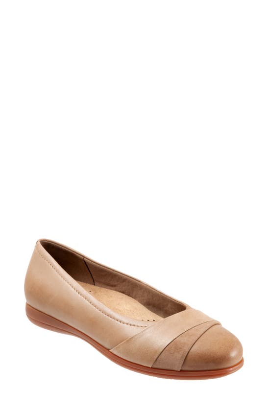 Trotters Danni Leather & Suede Flat In Sand Leather