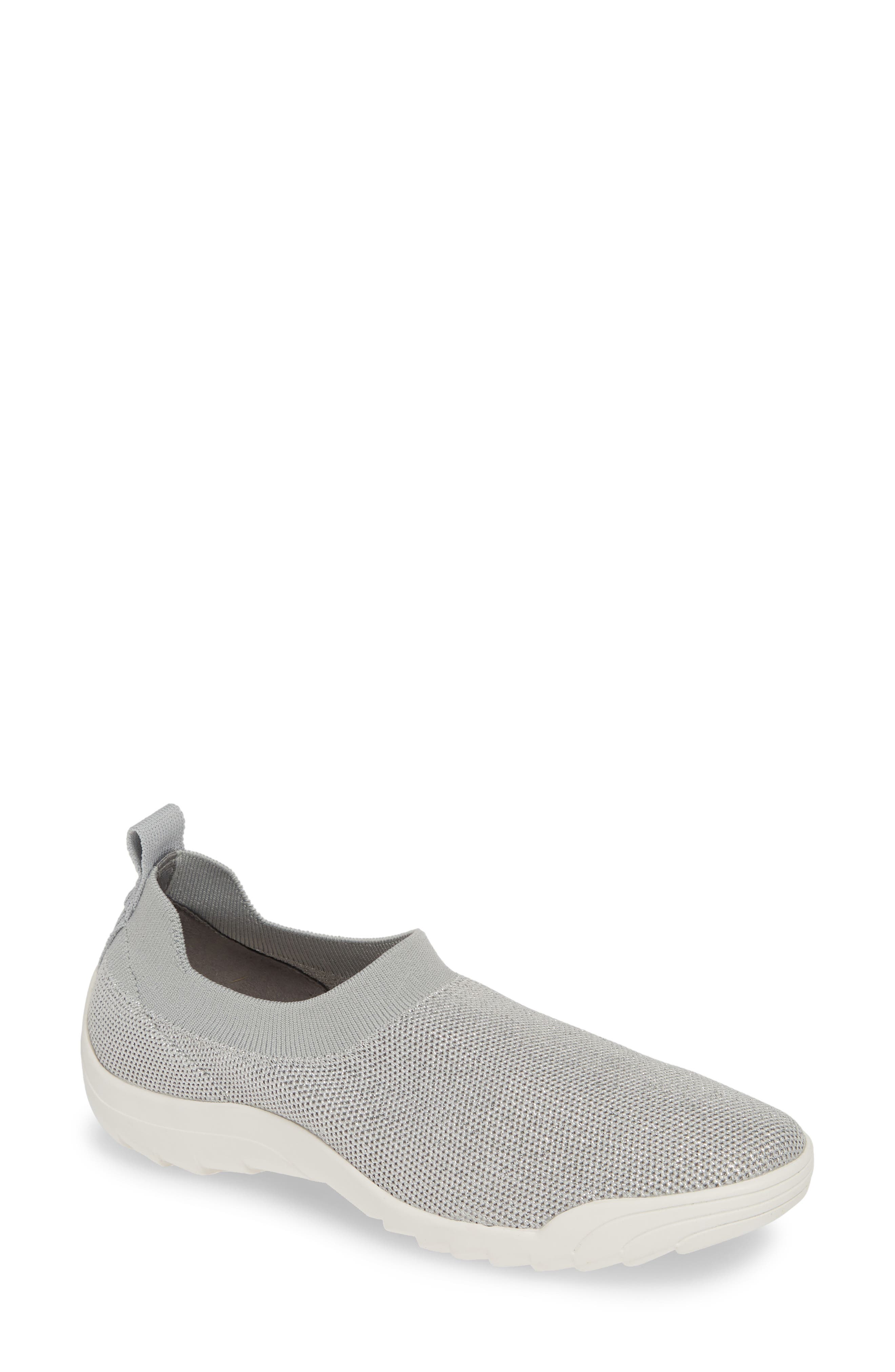 bernie mev. Shiloh Sneaker in Light Grey/Silver Fabric