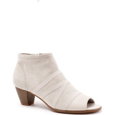 Trotters Maris Bootie, Beige