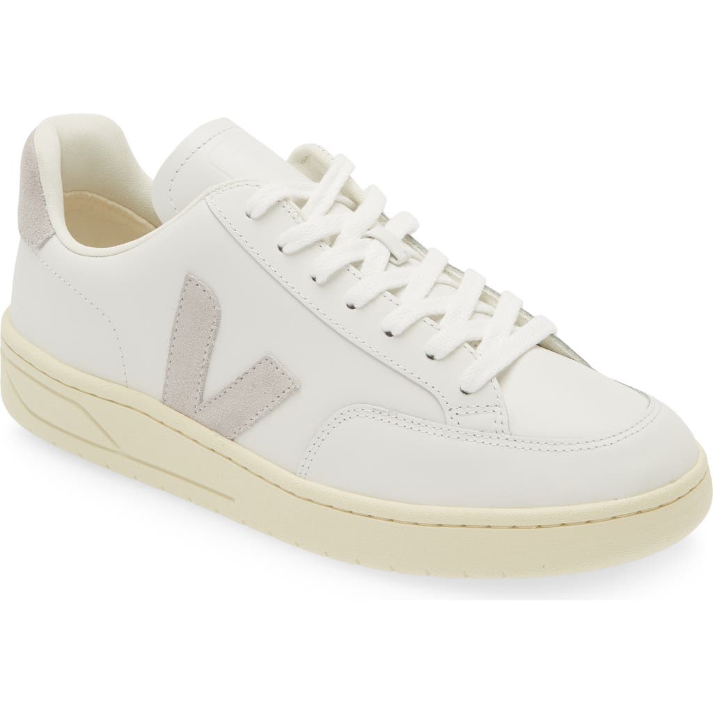 Veja V90 Sneakers In White/light Grey