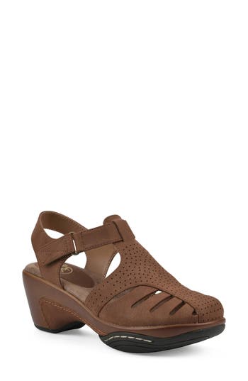 Cliffs By White Mountain Vie Sandal In Hazel Smooth
