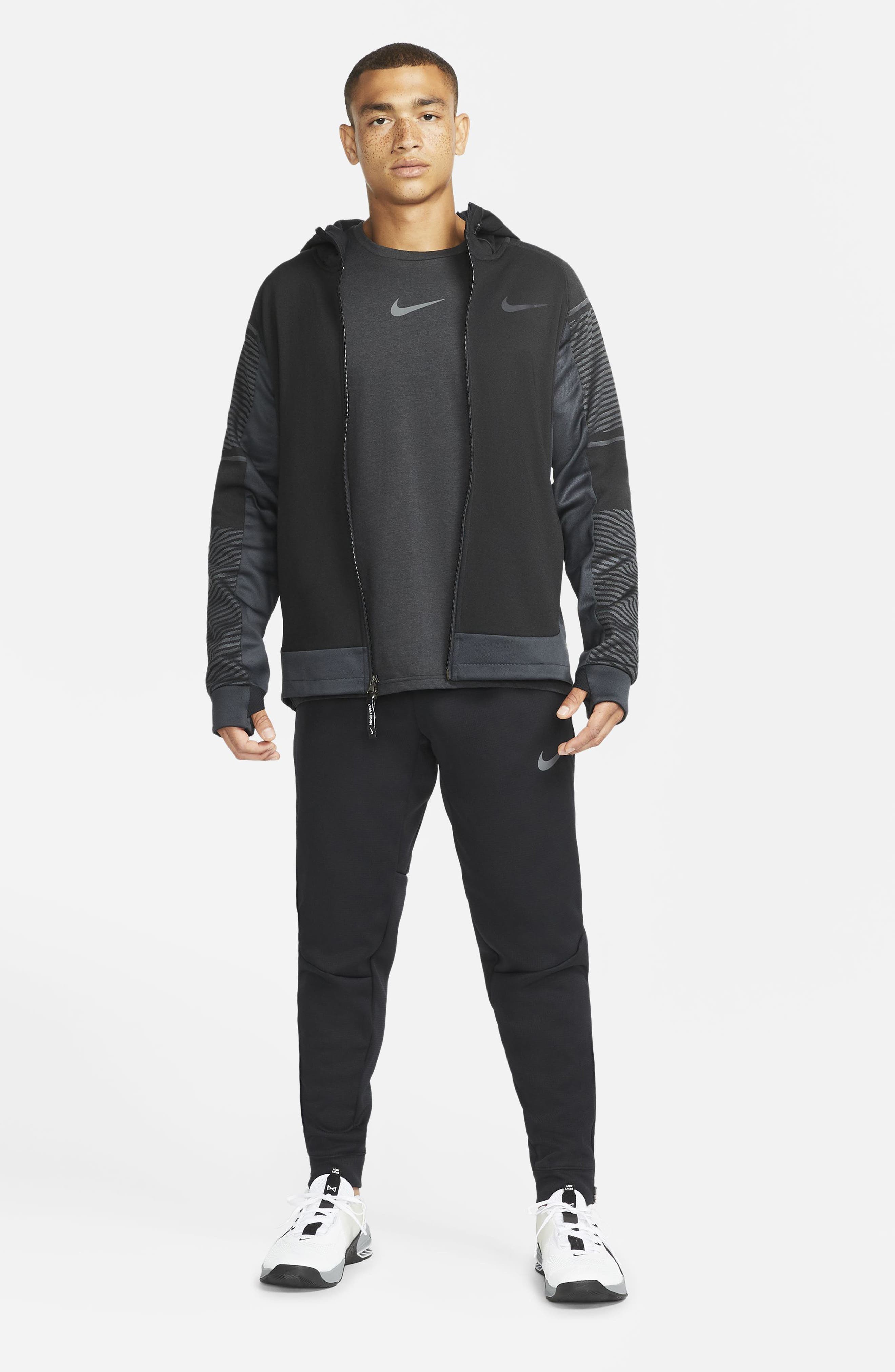 nike therma modern hoodie