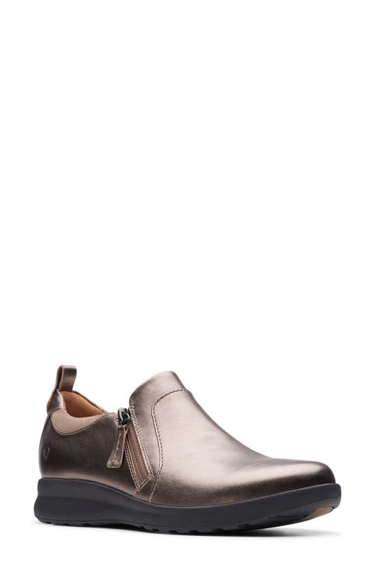 CLARKSR UN ADORN ZIP SNEAKER