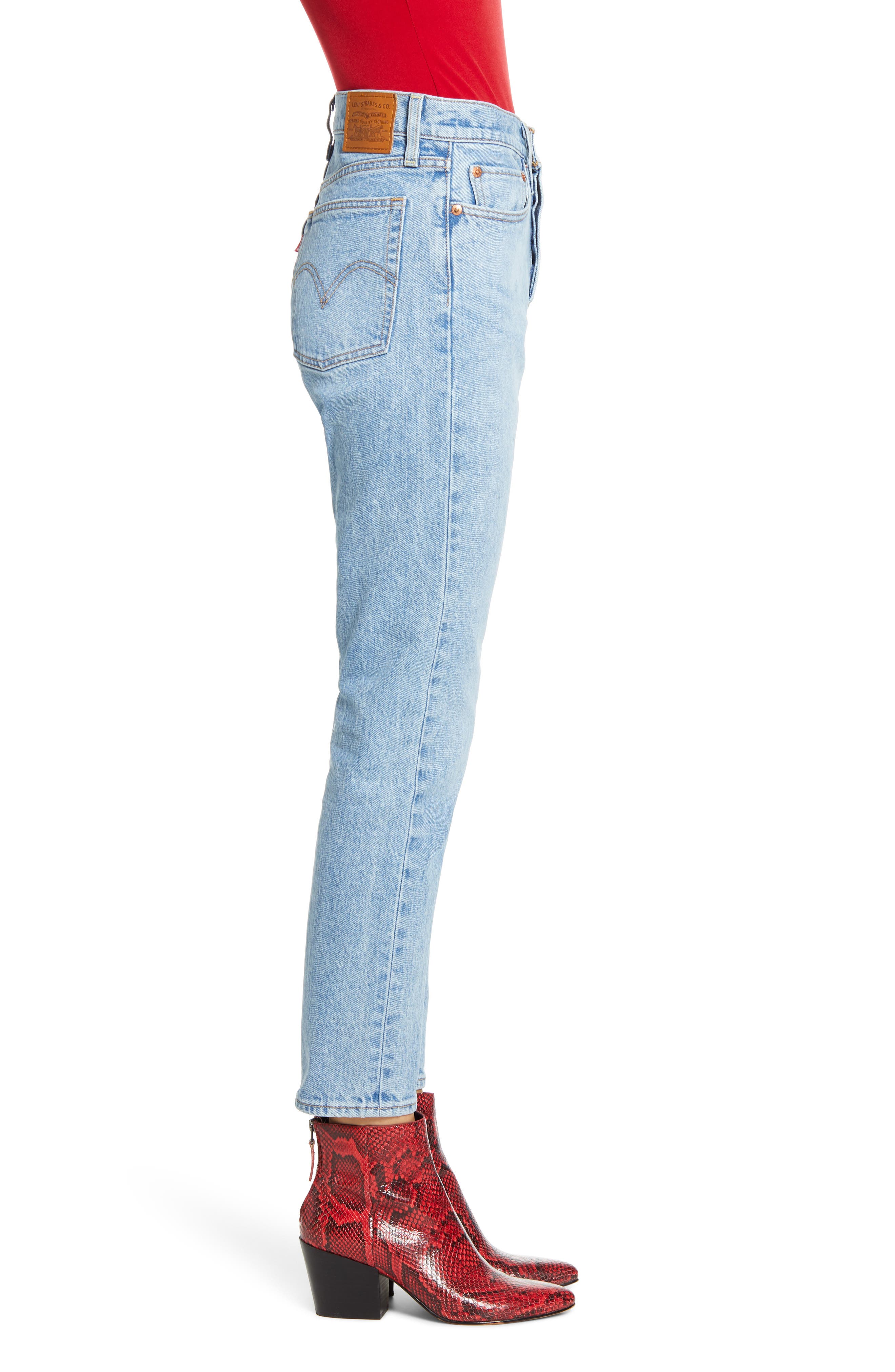 levi's light wash wedgie jeans