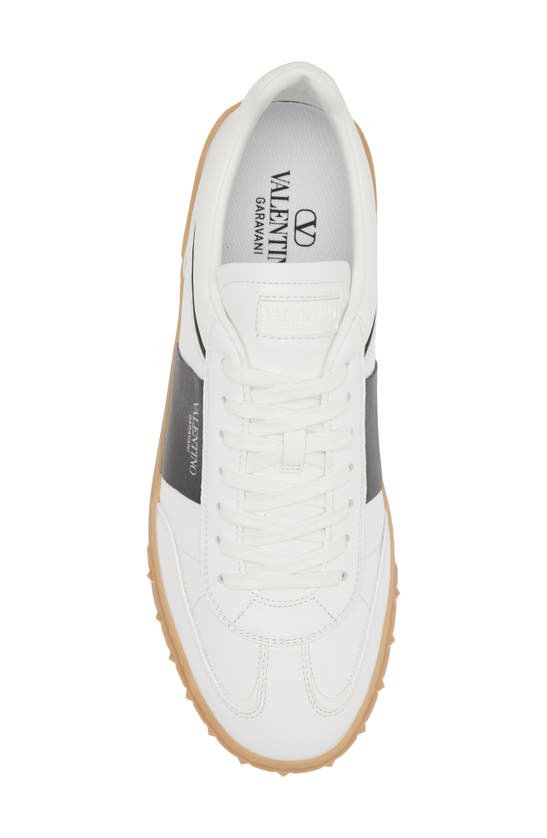Shop Valentino Upvillage Low Top Sneaker In A01 - Bianco-nero/ambra