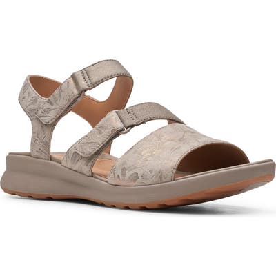 Clarks Un Adorn Ease Sandal, Metallic