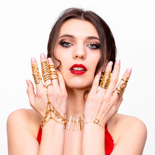 Lucy Quartermaine Drop Hand Chain In Gold