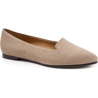Trotters Harlowe Pointy Toe Loafer, Beige