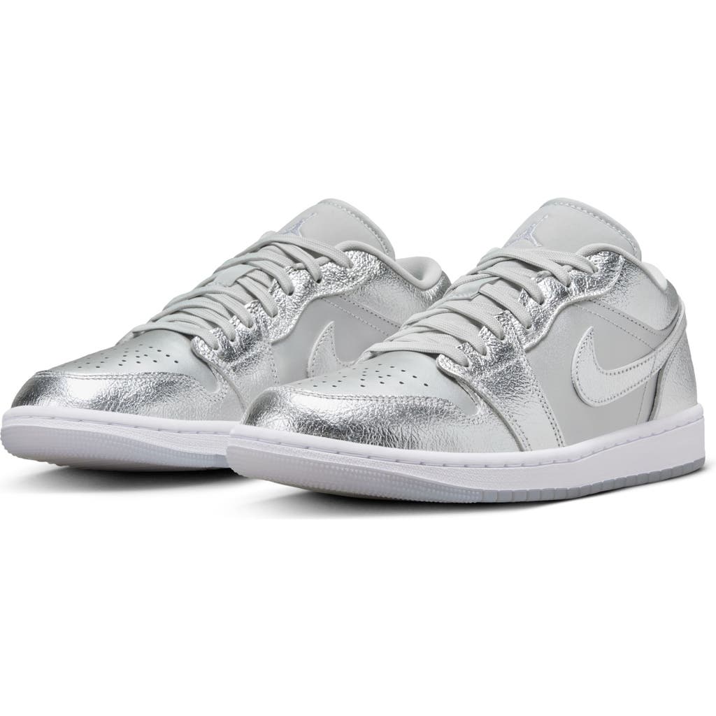 Jordan Air  1 Low Se Sneaker In Metallic Silver/photon Dust