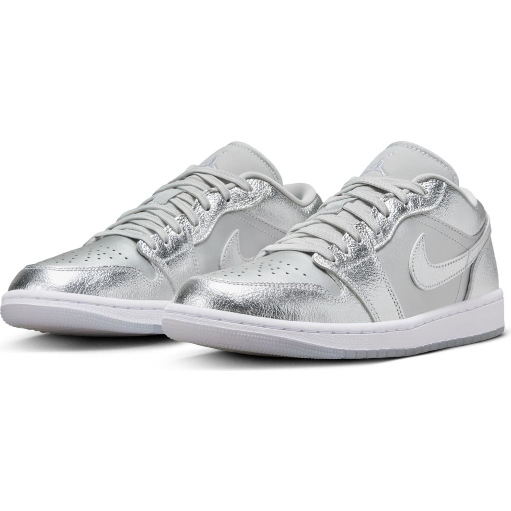 Jordan Air 1 Low Se Sneaker In Metallic Silver/photon Dust