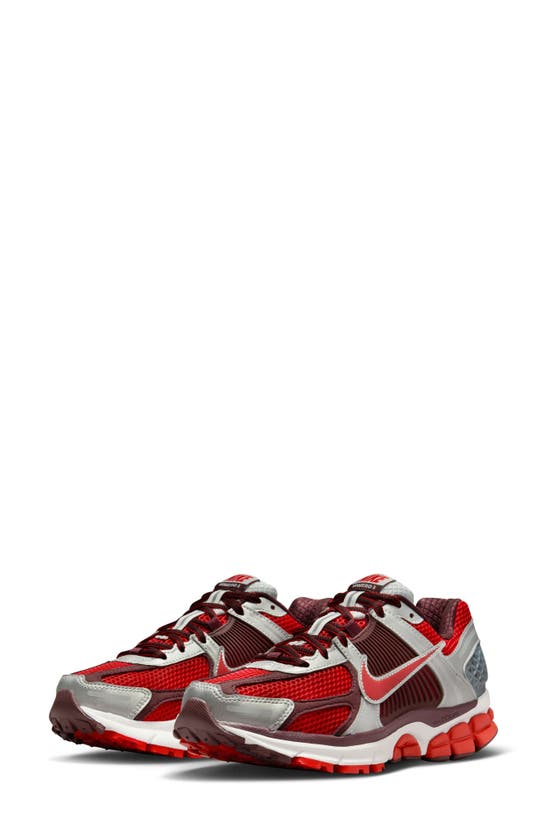 Nike Zoom Vomero 5 Sneaker In Mystic Red/ Metallic Platinum