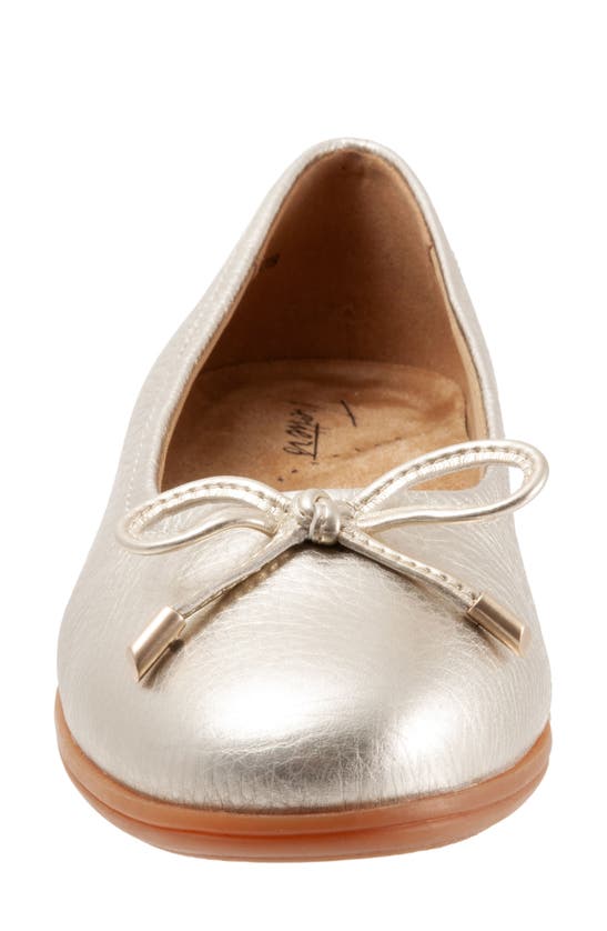 Shop Trotters Dellis Ballet Flat In Champagne Leather