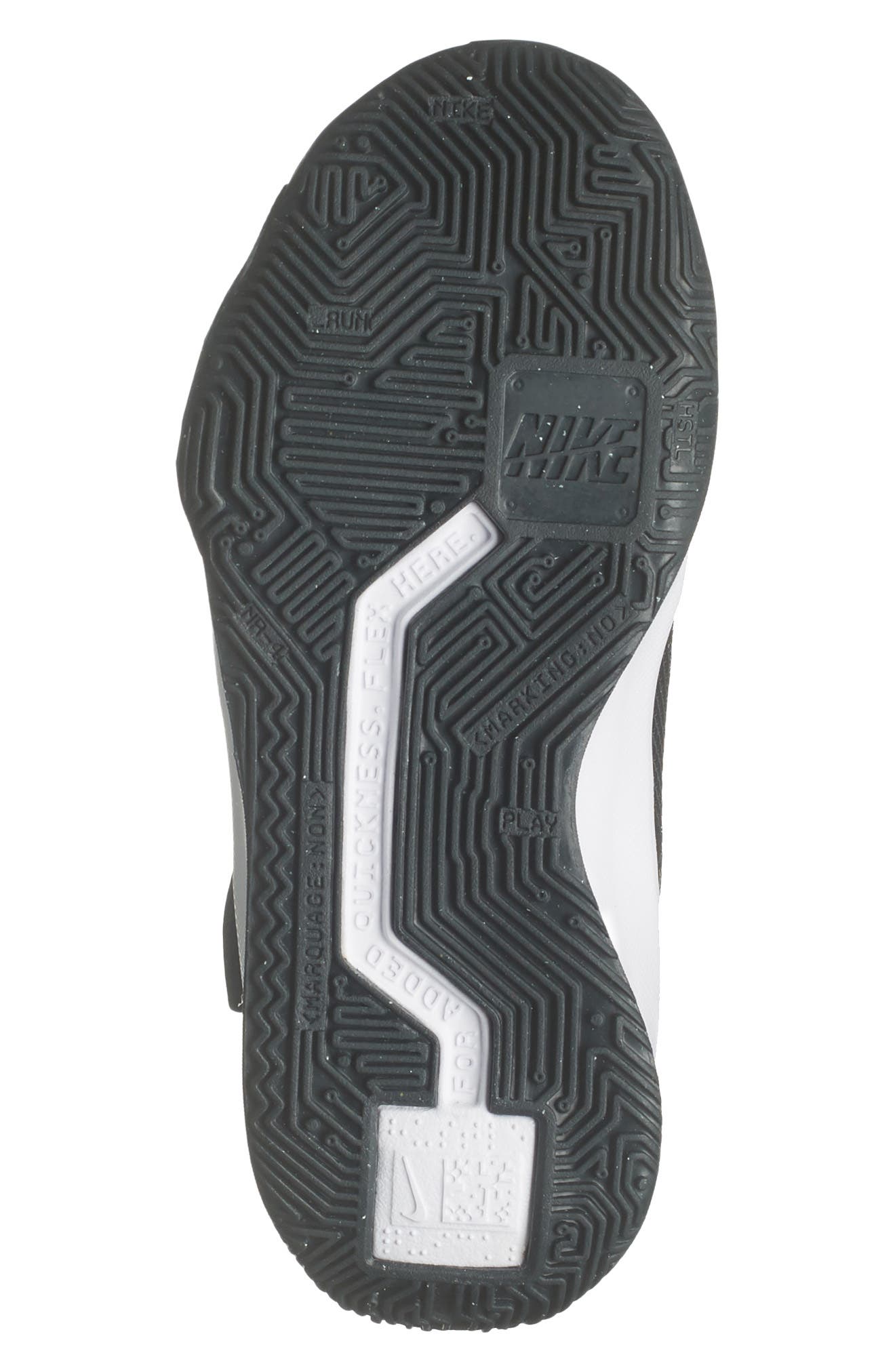 Nike Team Hustle Quick 3 Sneaker 