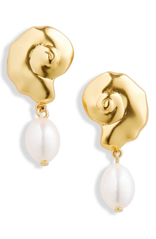 Shop Madewell Freshwater Pearl Shell Drop Earrings In Vintage Gold