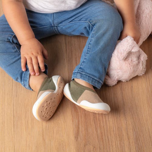 Komuello Toddler Sock Shoes Flat In Color Block Olive