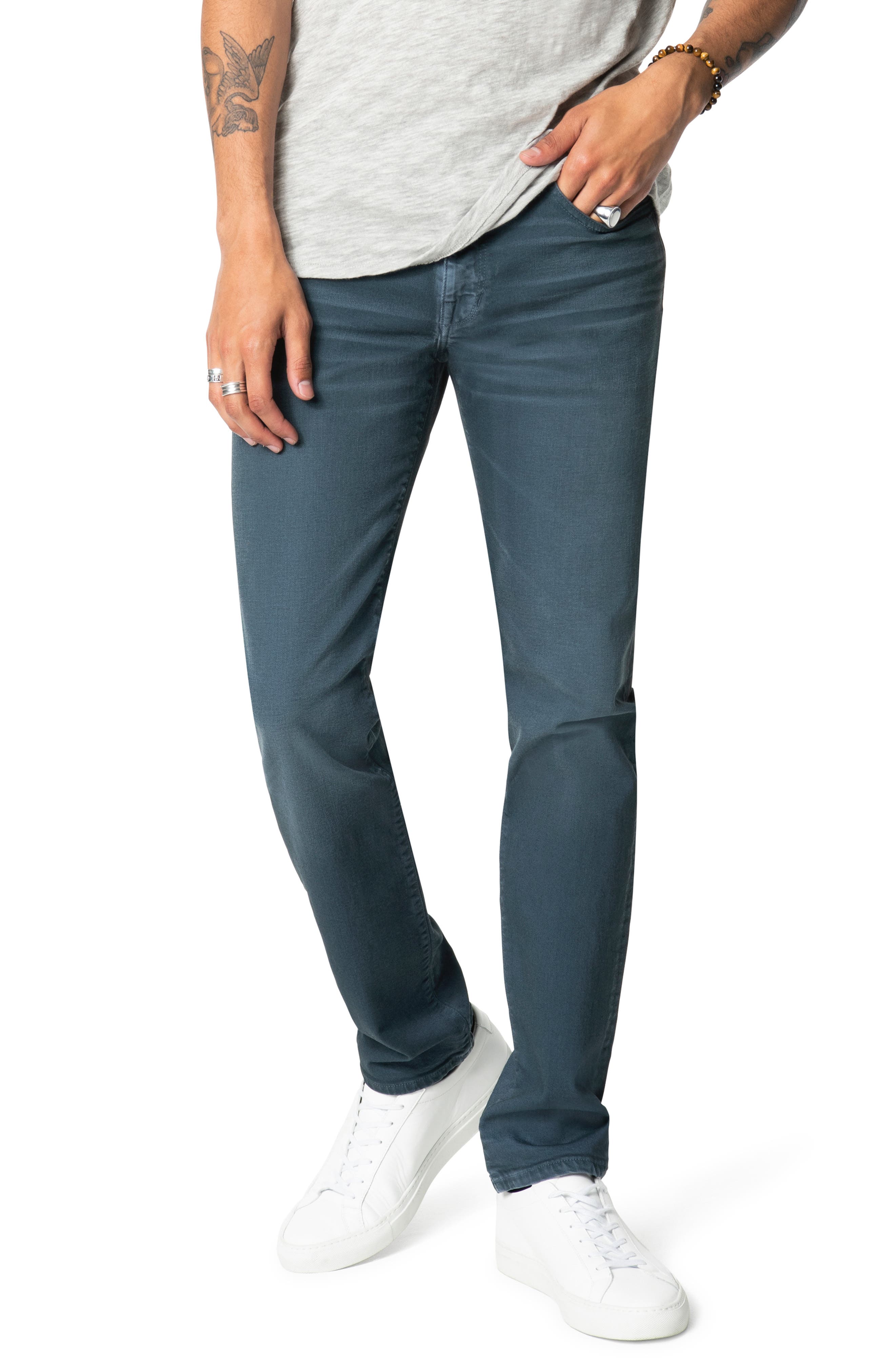 slim fit jeans with sneakers