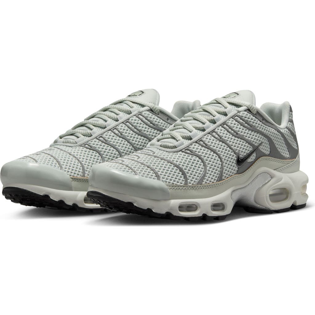 Nike Air Max Plus Sneaker In Light Silver/black/chrome