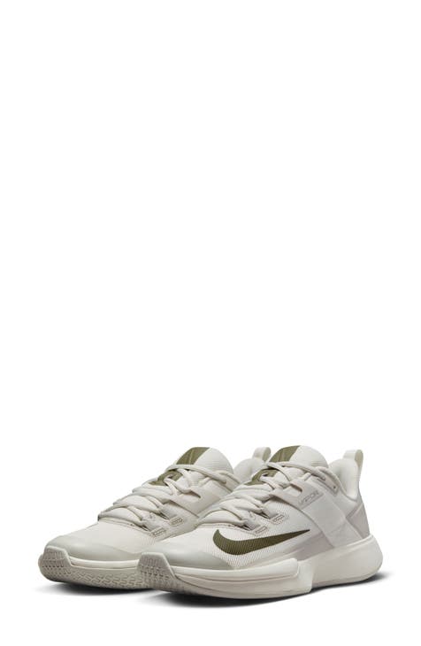 beige nike tennis shoes