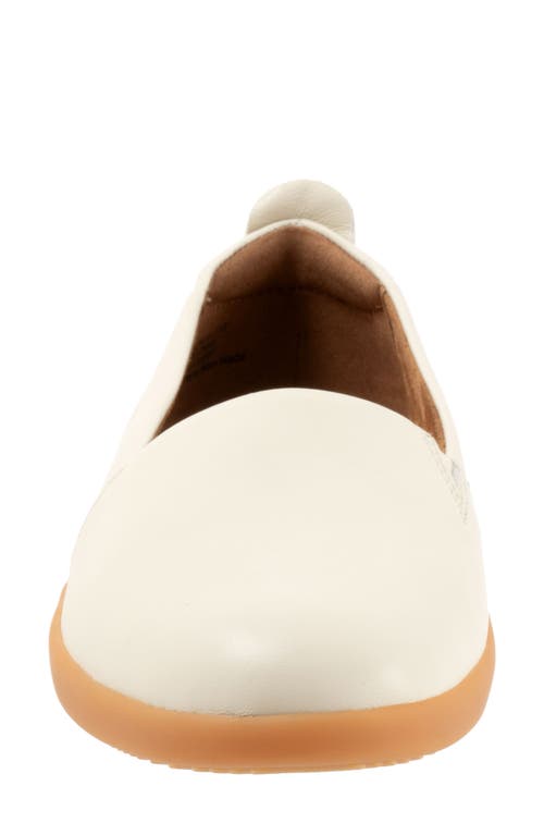 Softwalk ® Deva Flat In Off White