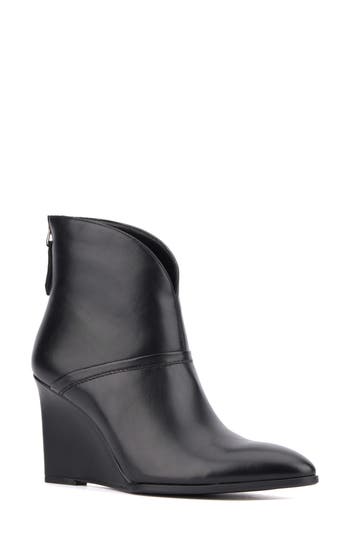 Torgeis Notched Wedge Boot In Black