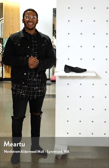 munro traveler slip on