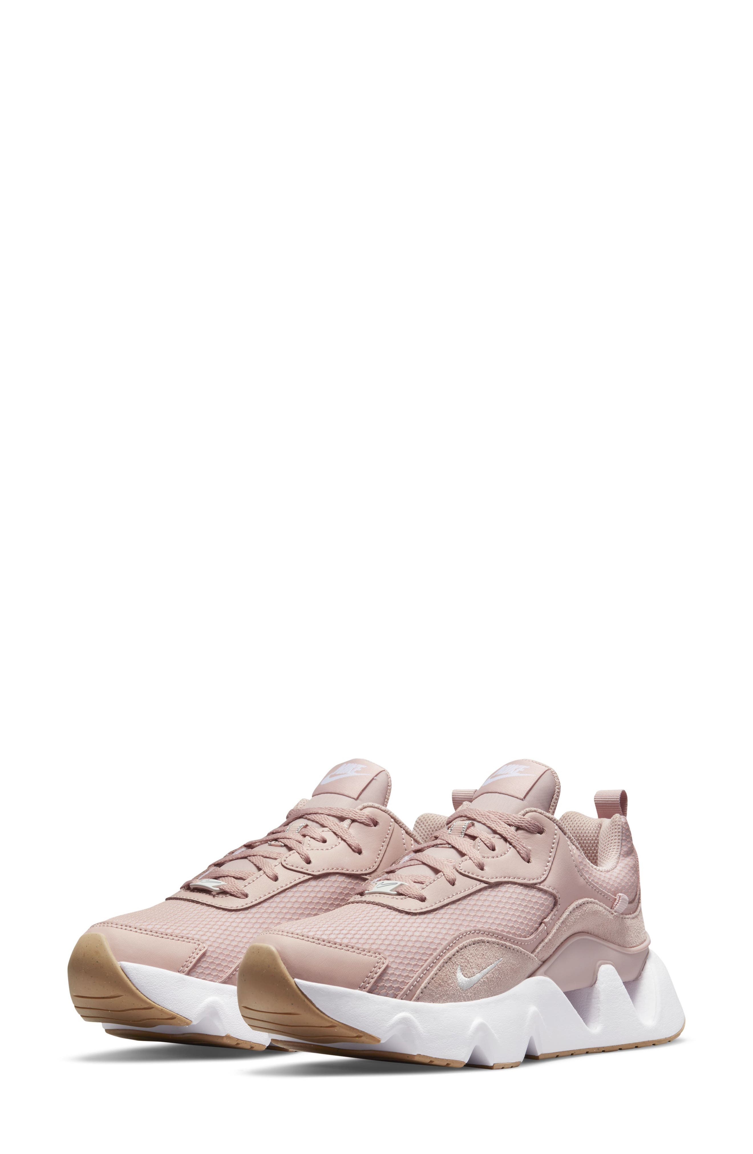 nike ryz 365 sneakers in pink